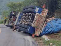 Vuelca tractocamión en el paraje El Vado de La Compañía Ejutla