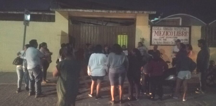 Protestan por cuotas de inscripción en primaria de San Jacinto Amilpas