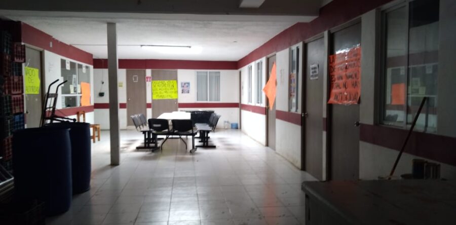 Comerciantes de la Central de Abasto protestan en las oficinas de la administración