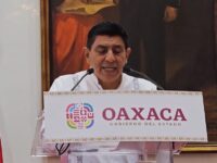 “Gestor” y empleada del sindicato de burócratas de la Semovi, expiden licencia falsa de Fiscal de Oaxaca; “abajo está podrido”: Gobernador