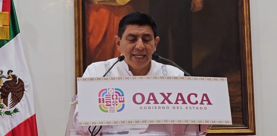 “Gestor” y empleada del sindicato de burócratas de la Semovi, expiden  licencia falsa de Fiscal de Oaxaca; “abajo está podrido”: Gobernador