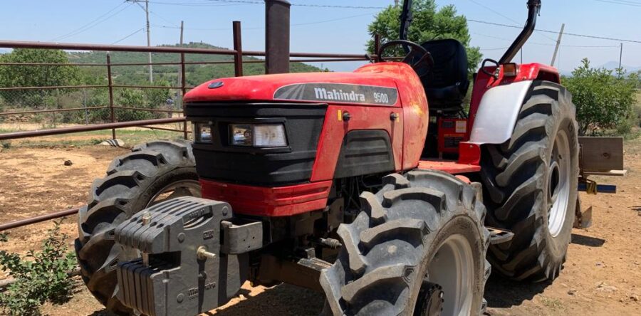 Compañía Minera Cuzcatlán entrega tractor a organización de productores agrícolas en San José del Progreso