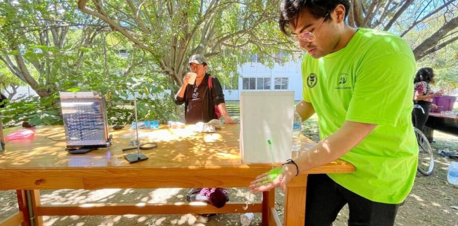 Escuela de Ciencias UABJO muestra experimentos en su semana de aniversario