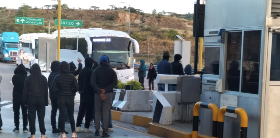 Liberan Caseta de Cobro de Huitzo tras el arribo de normalistas