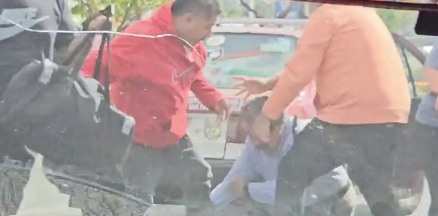 Taxista de San Pablo Etla golpea brutalmente a un adulto mayor