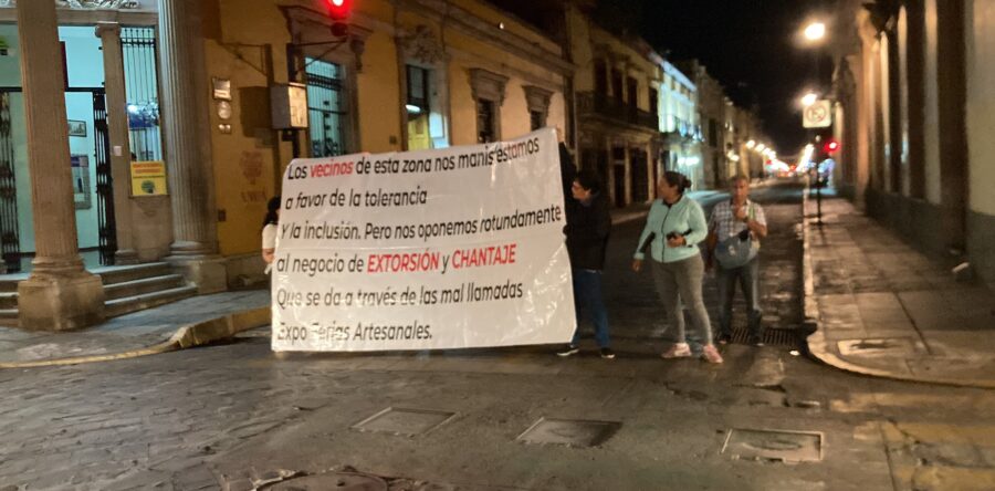 Por venganza ensucia Chico fiesta de Muertos a Salo con ambulantes || Alfredo Martínez de Aguilar