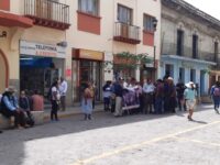 Protestan ex braceros en el Palacio de Gobierno de Oaxaca