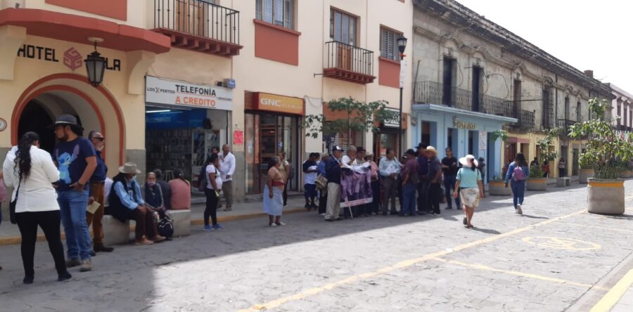 Protestan ex braceros en el Palacio de Gobierno de Oaxaca