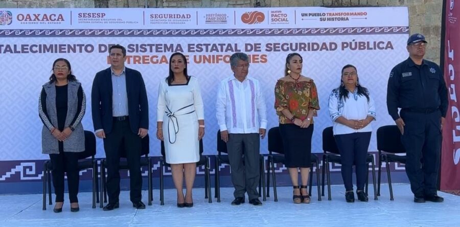Entregan uniformes a policías del municipio de Oaxaca de Juárez