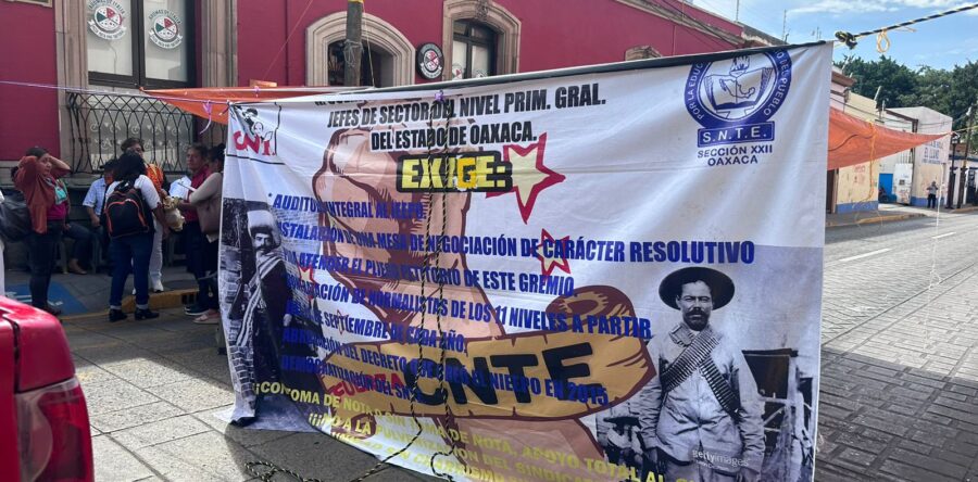 De nueva cuenta supervisores escolares y jefes de sector bloquean avenida Juárez
