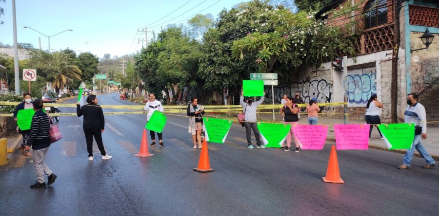 Vecinos del Barrio de Xochimilco bloquean la Calzada Héroes de Chapultepec