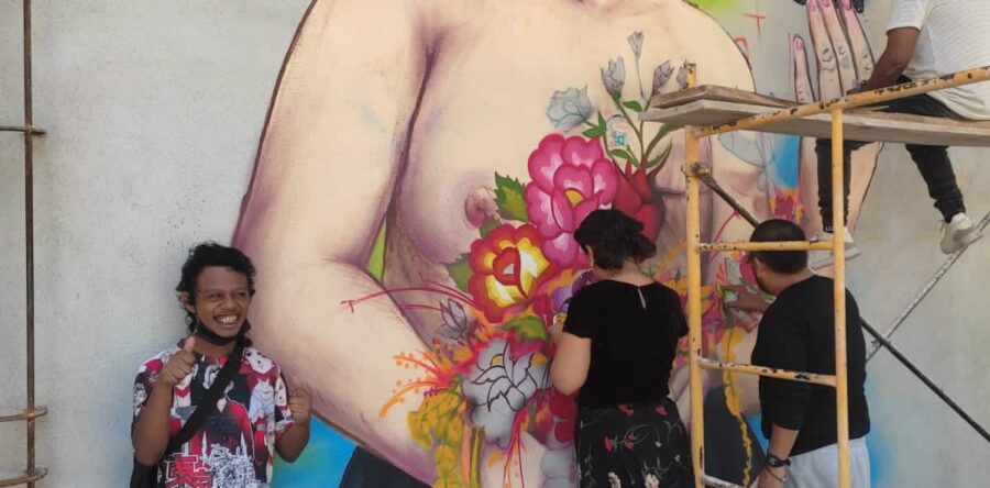 Con mural UABJO concientiza sobre el cáncer de mama