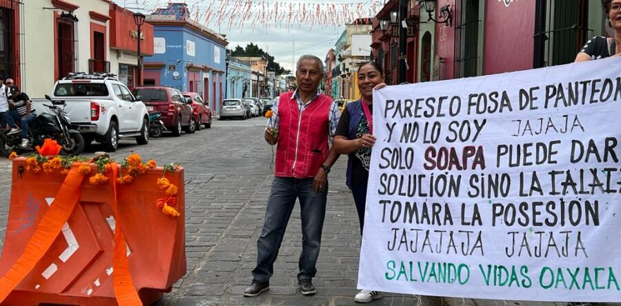 Colocan altar de muertos en un socavón en la capital del estado.