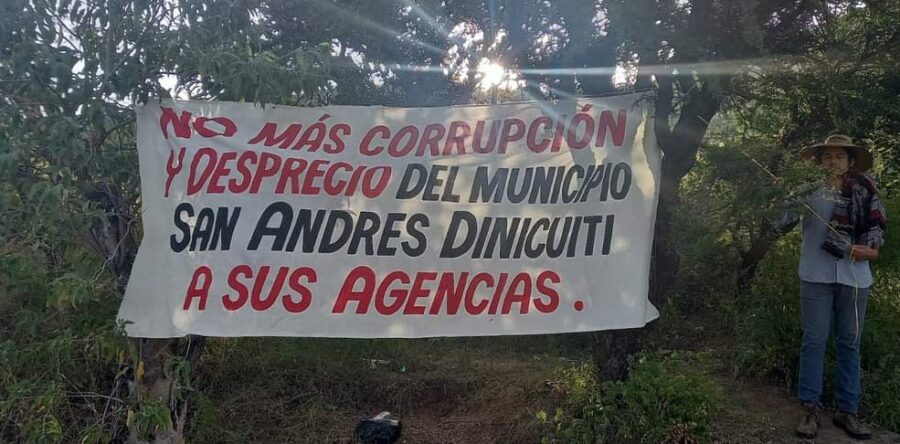 Con bloqueo agencias municipales de Dinicuiti piden los recursos que les corresponden