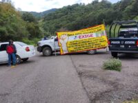 Pobladores de Xochixtlan exigen la entrega de recursos económicos