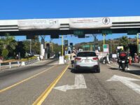 Habitantes de Xochixtlan toman la Caseta de Peaje en San Pablo Huitzo