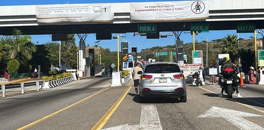 Habitantes de Xochixtlan toman la Caseta de Peaje en San Pablo Huitzo