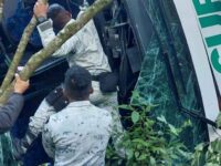 Una persona fallecida y varios heridos dejó la volcadura de un autobús en Putla