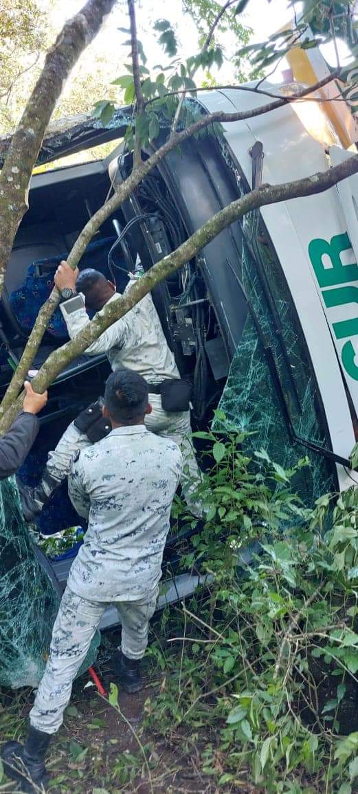 Una persona fallecida y varios heridos dejó la volcadura de un autobús en Putla