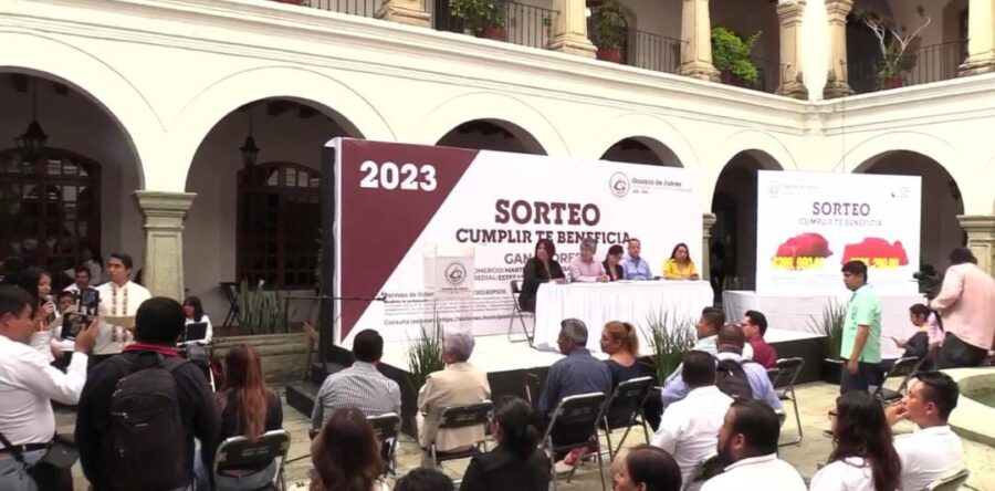 Ayuntamiento de Oaxaca entrega premios como parte del sorteo “Cumplir te beneficia”.