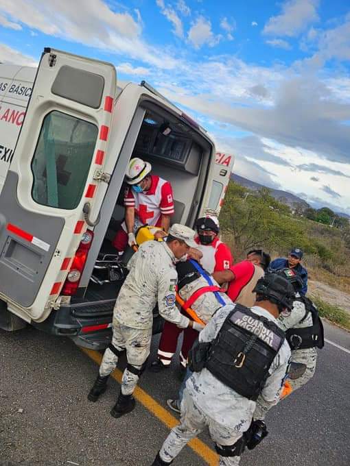 Treinta elementos de la Guardia Nacional lesionados en volcadura en Mitla