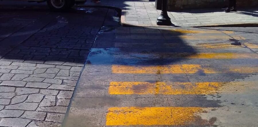 Fuga de aguas negras cerca de la Plaza de la Danza