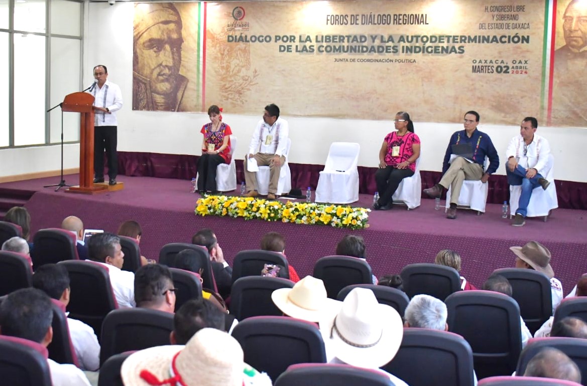 Reúne a habitantes de siete estados del país, foro de análisis de iniciativas de reforma constitucional, en el Congreso de Oaxaca