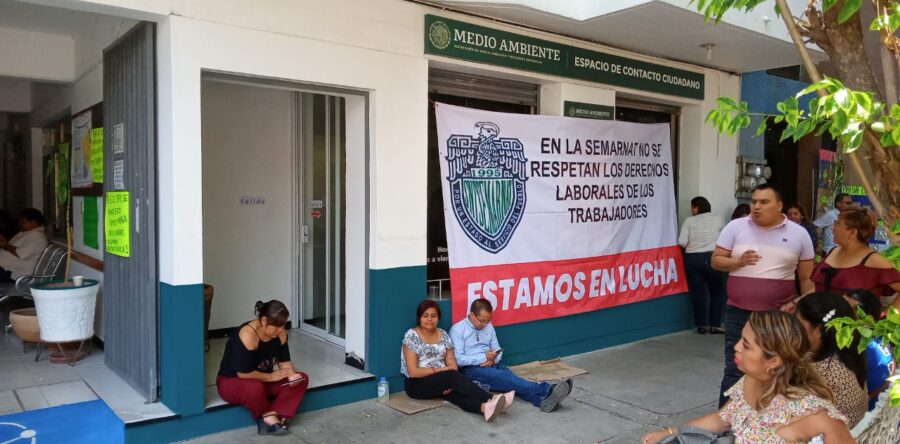 Protestan trabajadores de la Semarnat contra funcionarios de la dependencia