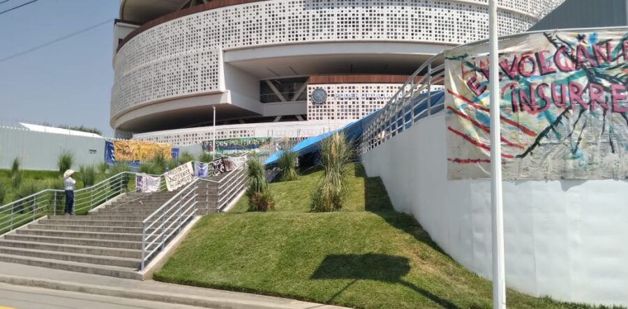 Protestan familiares de los presos políticos de Eloxochitlán de Flores Magón en el Poder Judicial