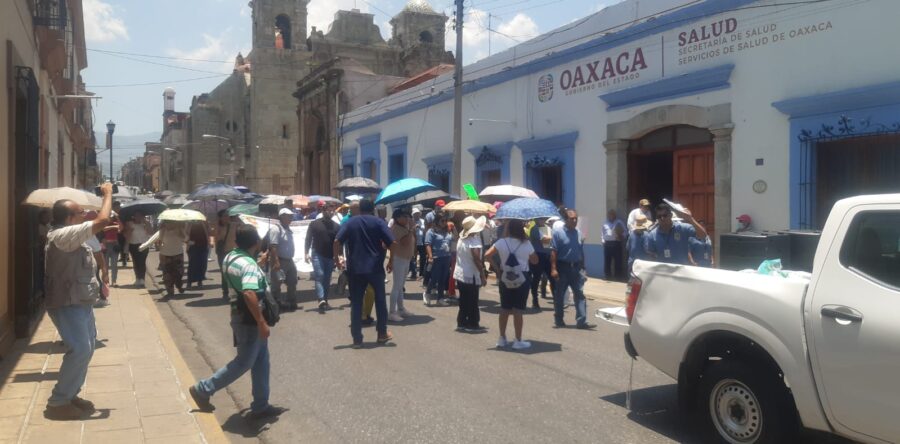 Trabajadores del Hospital Dr. Aurelio Valdivieso marchan en Oaxaca por falta de personal y deficiencias en servicios médicos