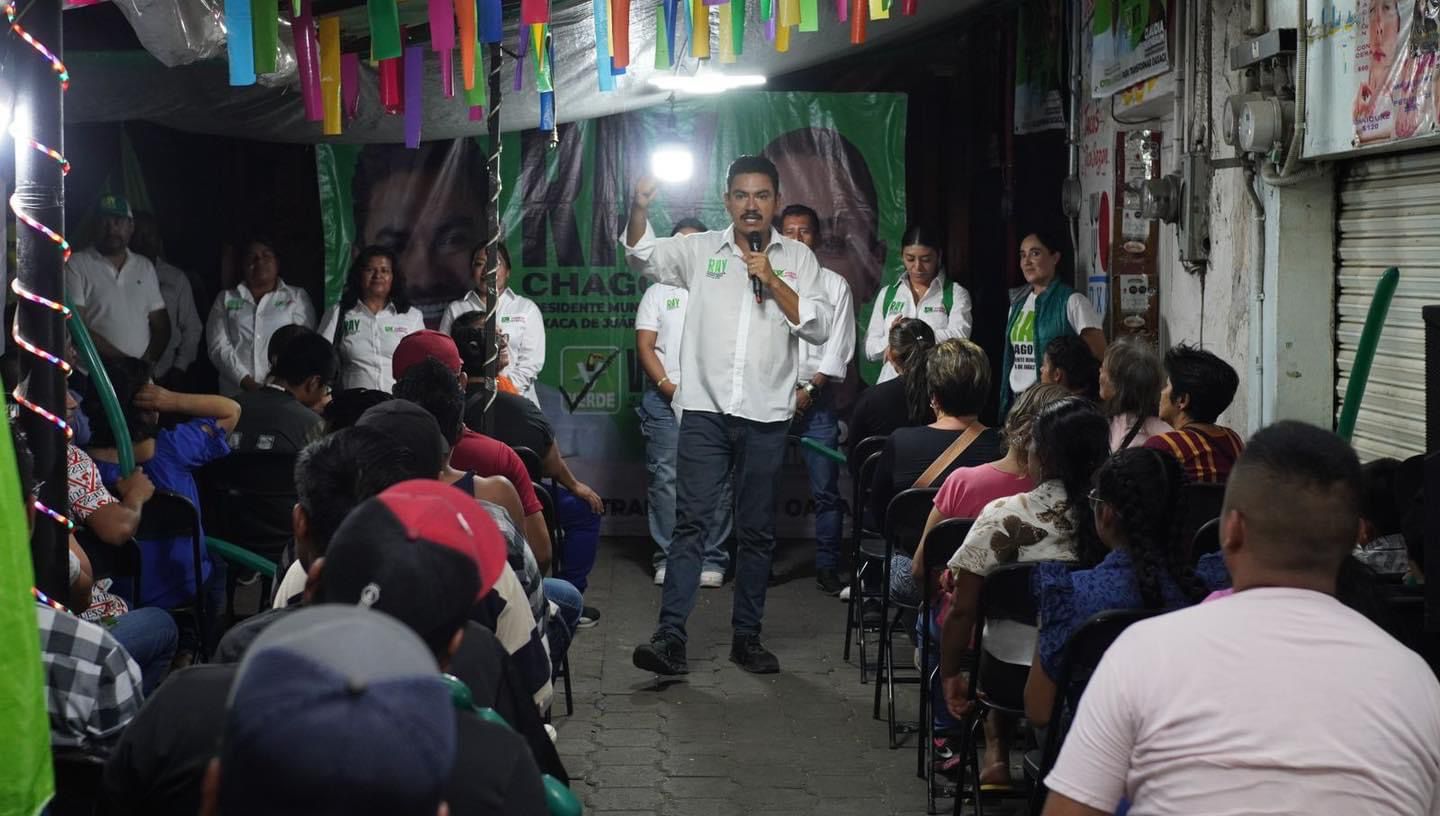 Vecinas y Vecinos de la Calle de Mina Comparten sus Preocupaciones con Ray Chagoya
