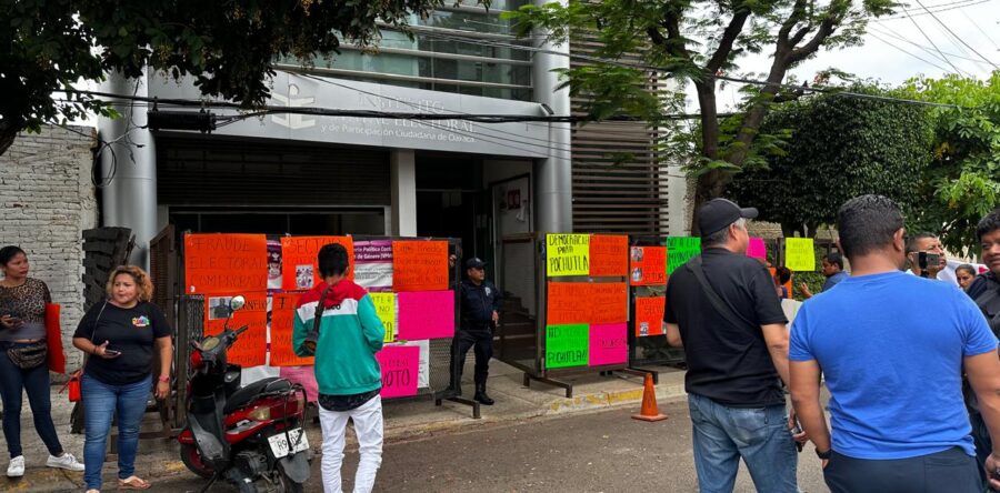 Protestan ex candidatos a la presidencia municipal de Pochutla