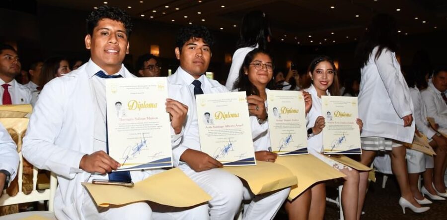 UABJO entrega a la sociedad 281 nuevos médicos